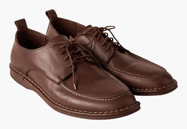 Chaussures d'affaires d'été en cuir marron avec des lacets.