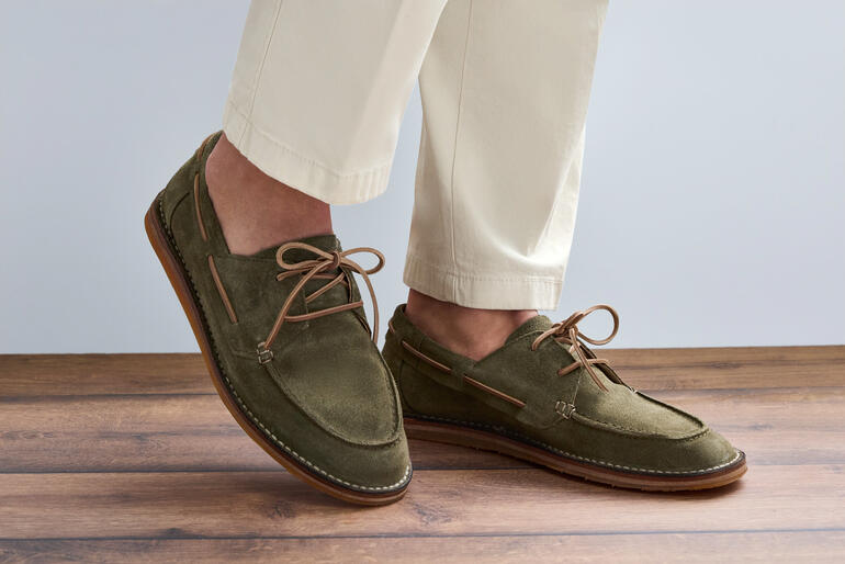 Bateau Astorflex en vert olive, porté sur un sol en bois clair.