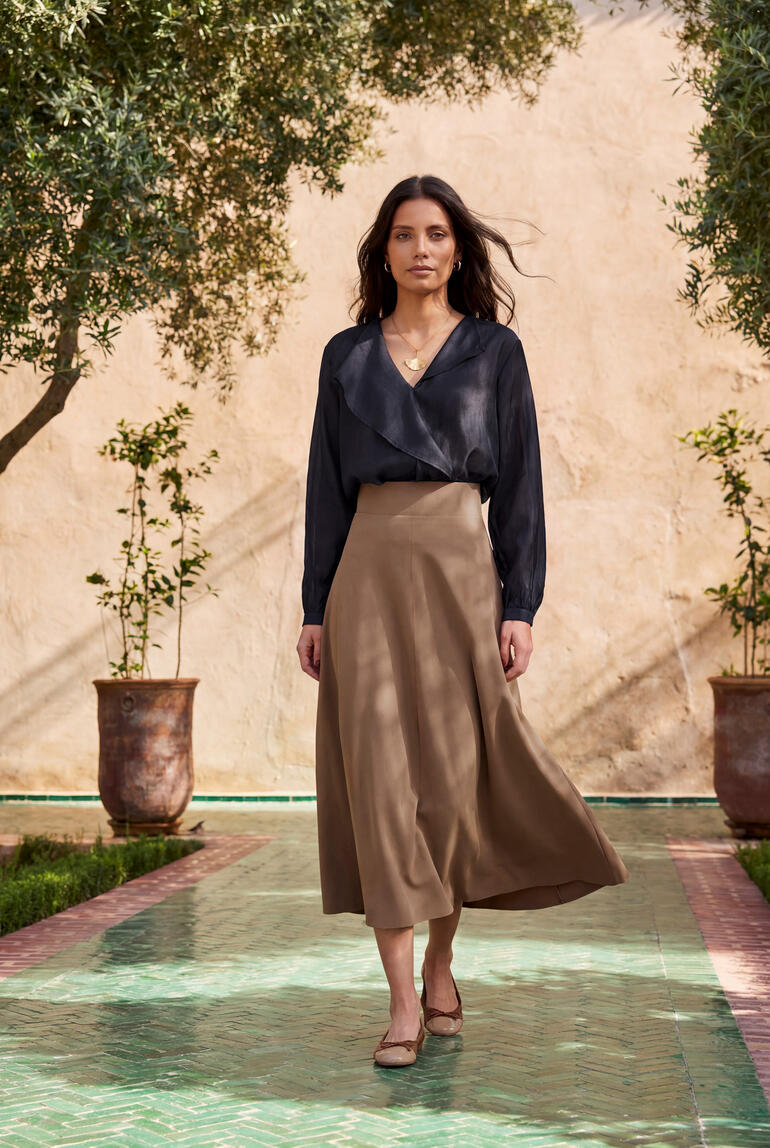 Femme en blouse en lyocell scintillante et jupe fluide