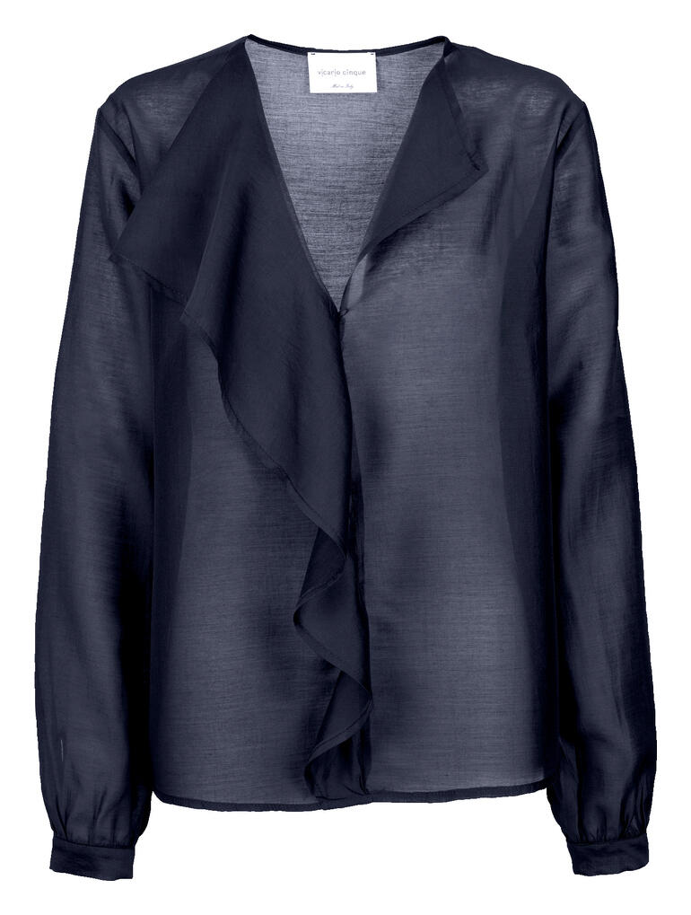 Chemisier en Musselin de lyocell bleu foncé avec une coupe décontractée et un col drapé sur un fond blanc.