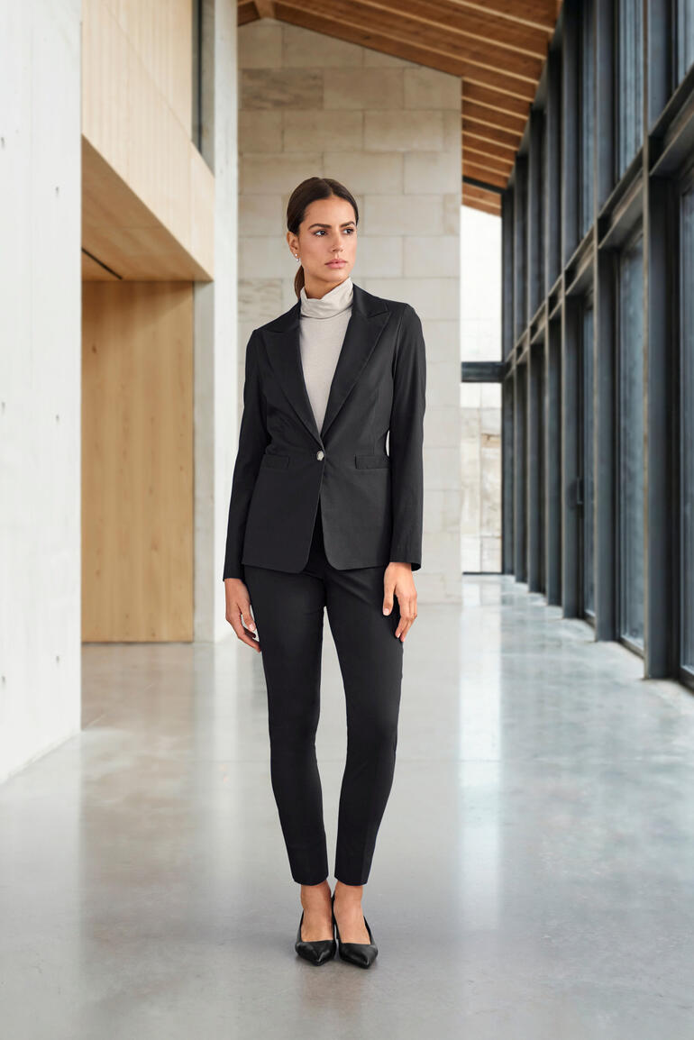 Blazer stretch noir élégant de Vicario, modèle debout.