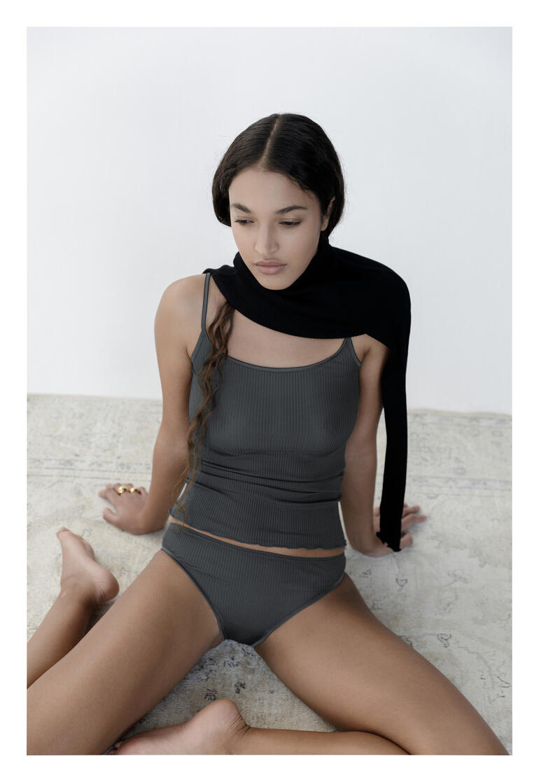 Femme en top en soie anthracite Oscalito et lingerie sur fond blanc