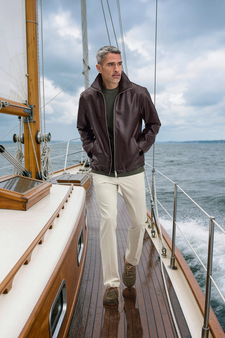 Homme portant une veste en simili cuir marron imperméable sur un bateau.