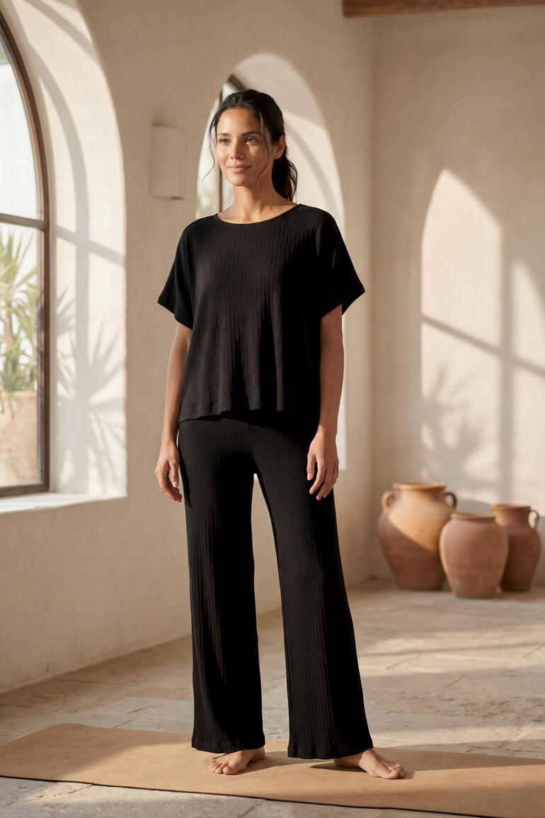 T-shirt de yoga noir avec une coupe ample et décontractée dans le studio