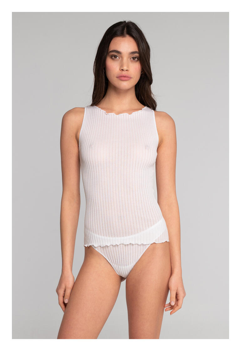 Femme en top en côtes blanches Oscalito et lingerie sur fond noir