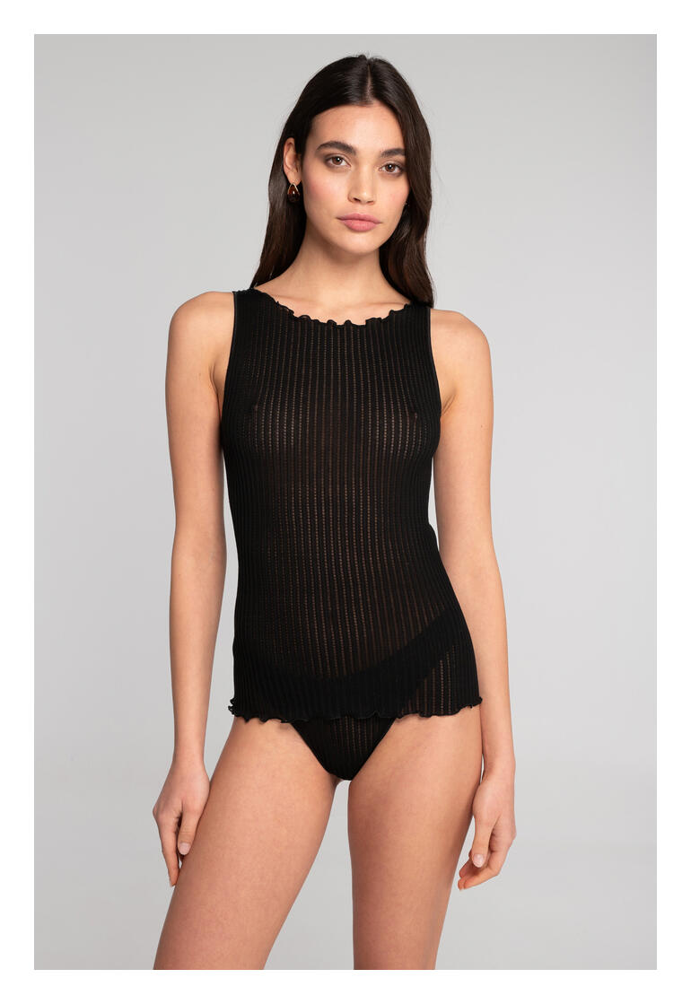 Femme en top en côtes noires Oscalito et lingerie sur fond noir