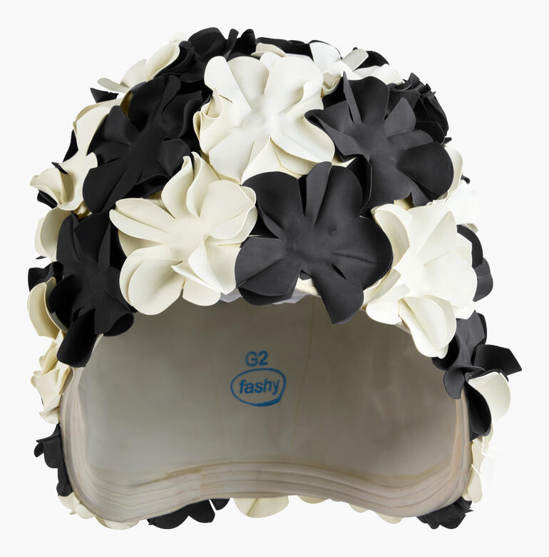 Bonnet de bain fleuri en noir et blanc, vue détaillée des fleurs.