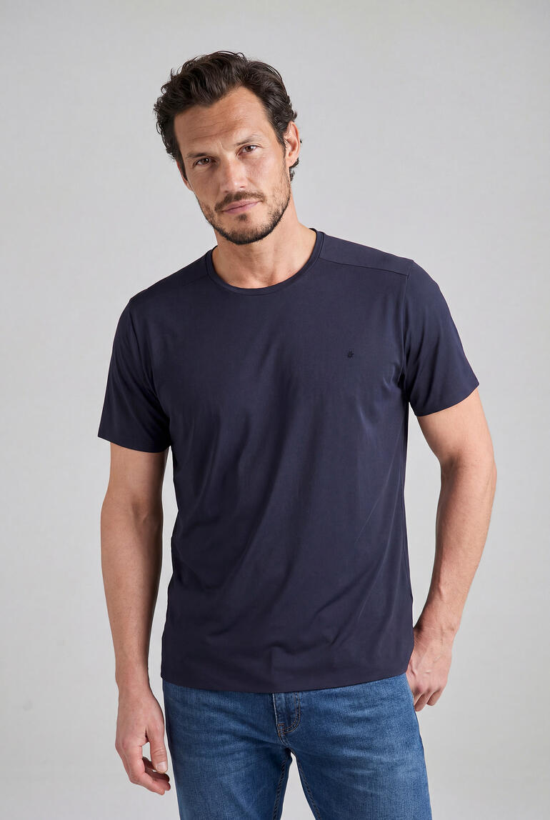 Homme portant un T-shirt bleu marine, taille 46, dans un style décontracté.