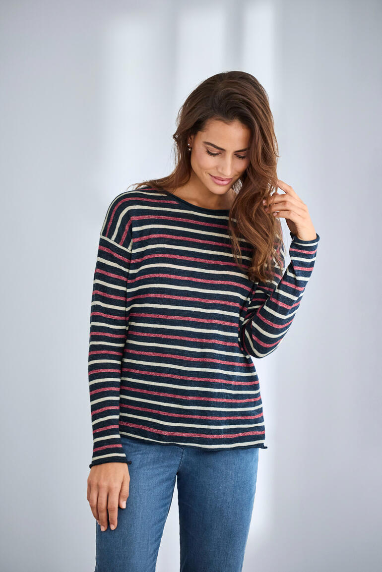 Pull rayé bleu, rouge et blanc avec une coupe ample.
