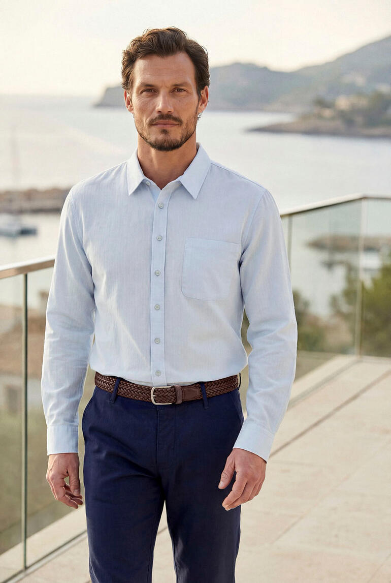 Chemise FCh en lyocell seersucker bleu clair, vue complète de l'homme