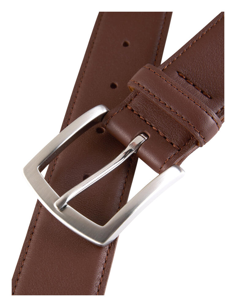 Vue détaillée d'une ceinture marron châtaigne, vue avant avec boucle.