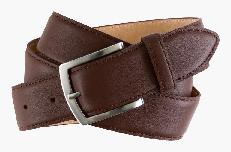 Ceinture en cuir de luxe couleur châtaigne avec un design étroit.