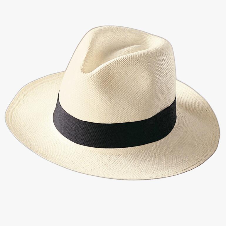 Chapeau panama beige avec une bande noire sur fond blanc.