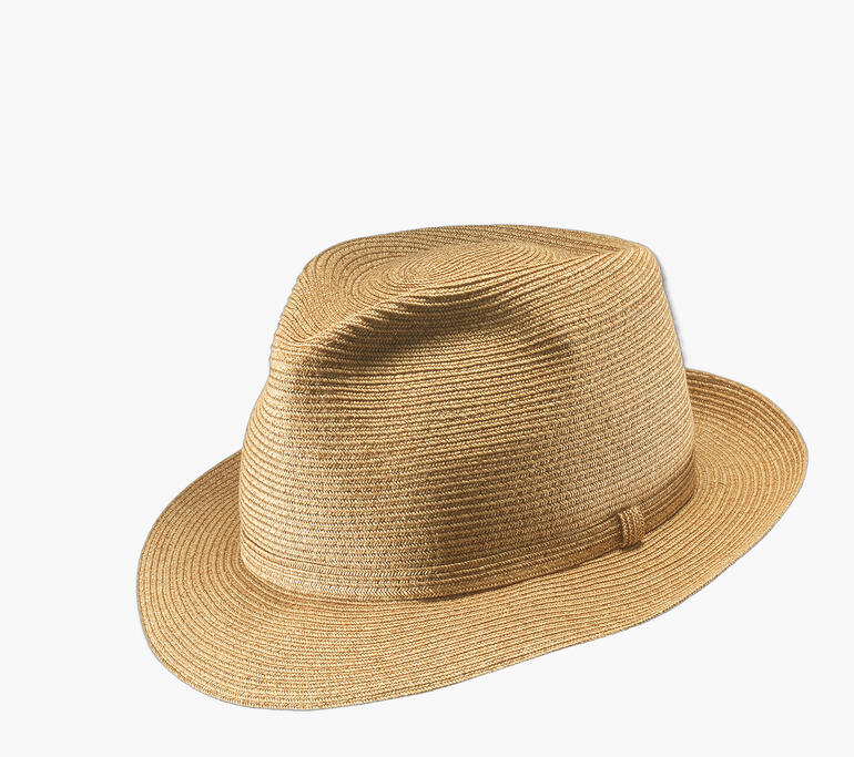 Chapeau fedora beige sur fond blanc.