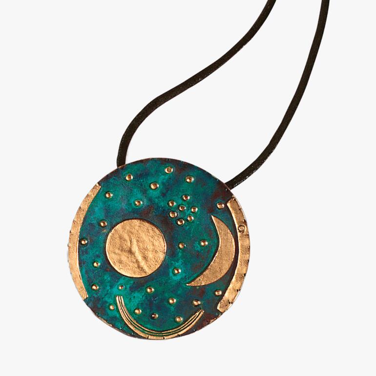 Disque Nebra avec des motifs géométriques en bleu et or