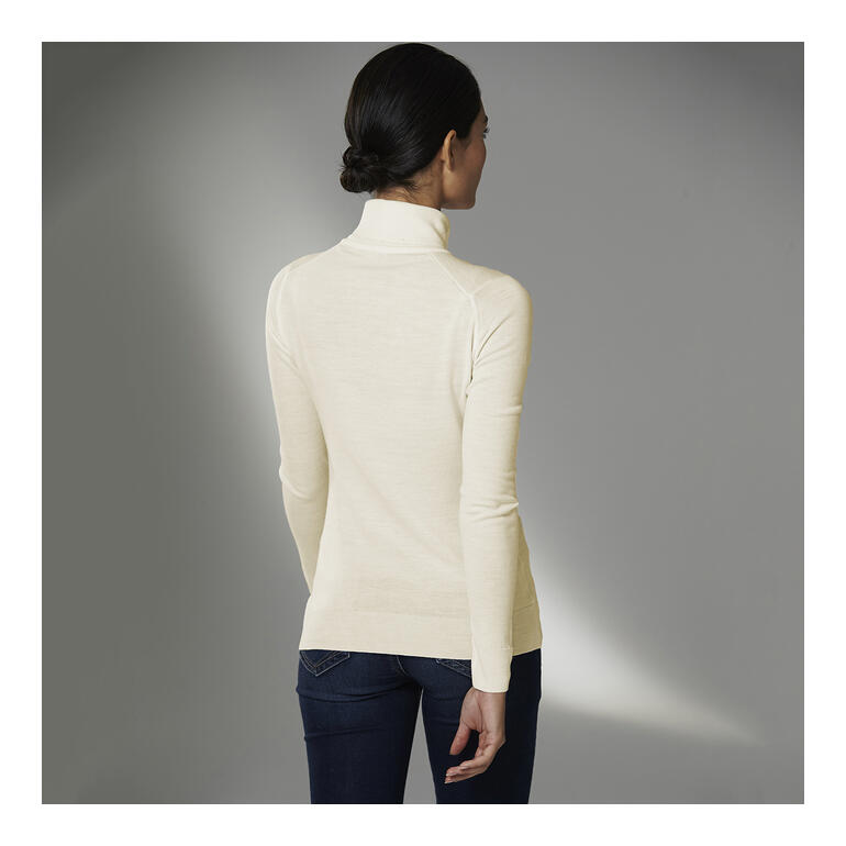 Vue arrière d'une femme portant un pull à col roulé couleur laine
