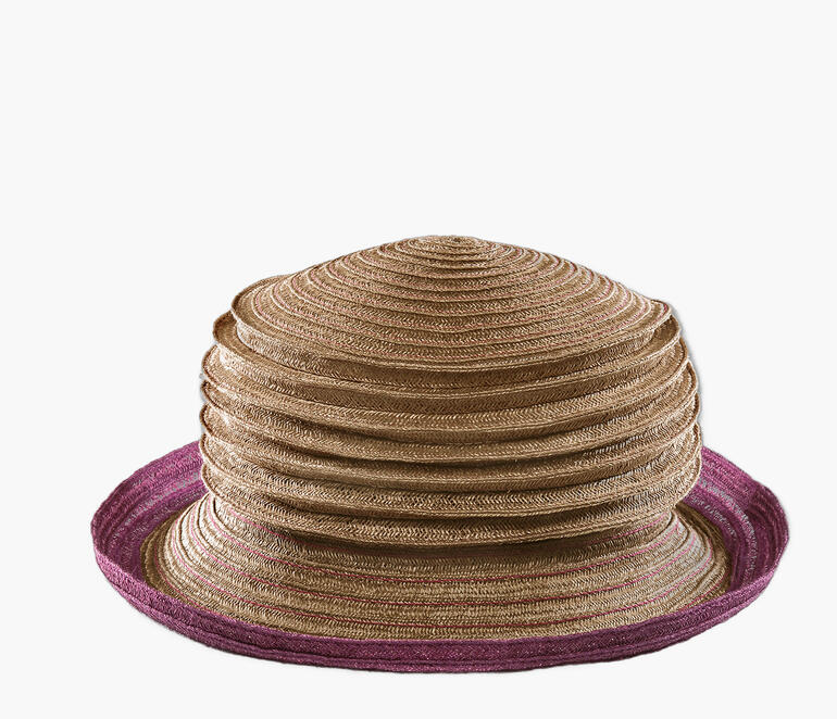 Chapeau accordéon beige sur fond blanc.