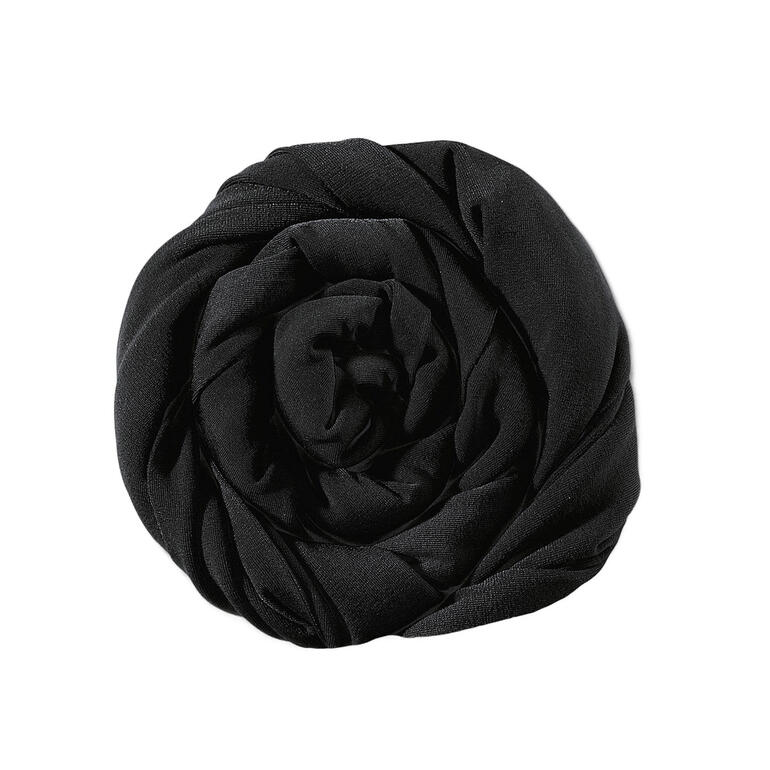 Noir Écharpe noire, artistiquement enroulée.