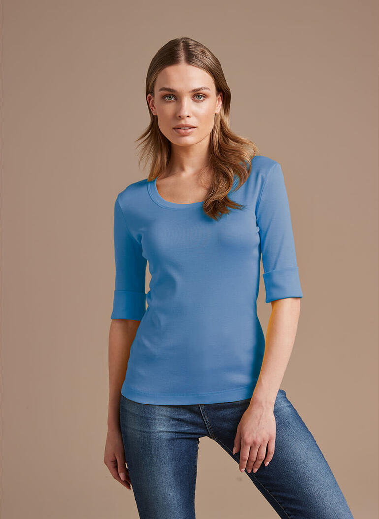 T-shirt Wolff bleu, modèle féminin sur fond neutre.