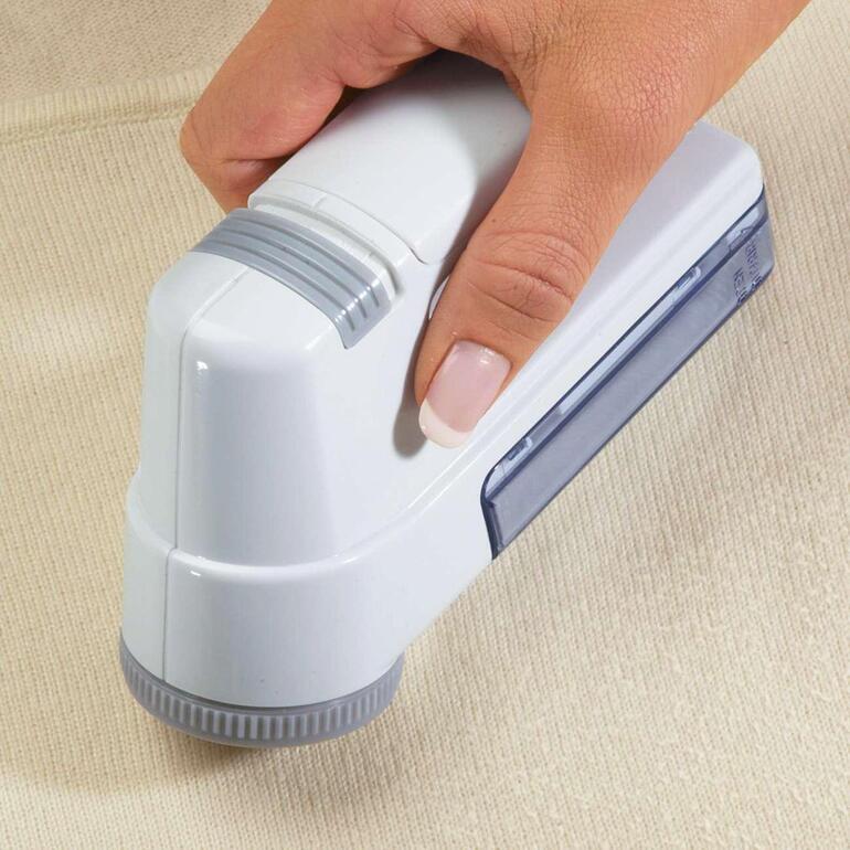 Rasoir à laine utilisé sur un tissu tricoté.