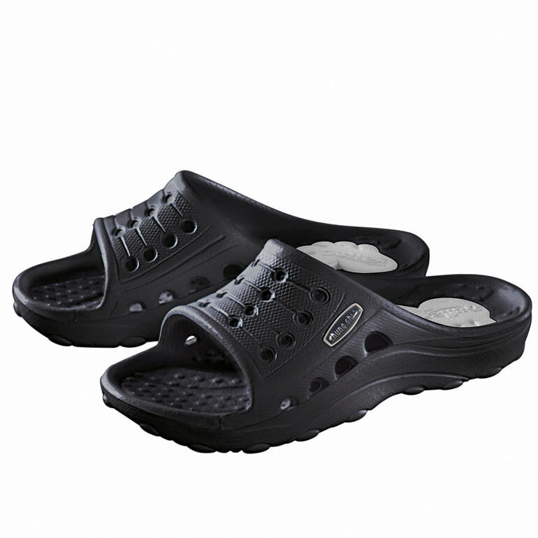 Mules noires à bout ouvert et semelle antidérapante, avec des trous de ventilation sur les côtés.