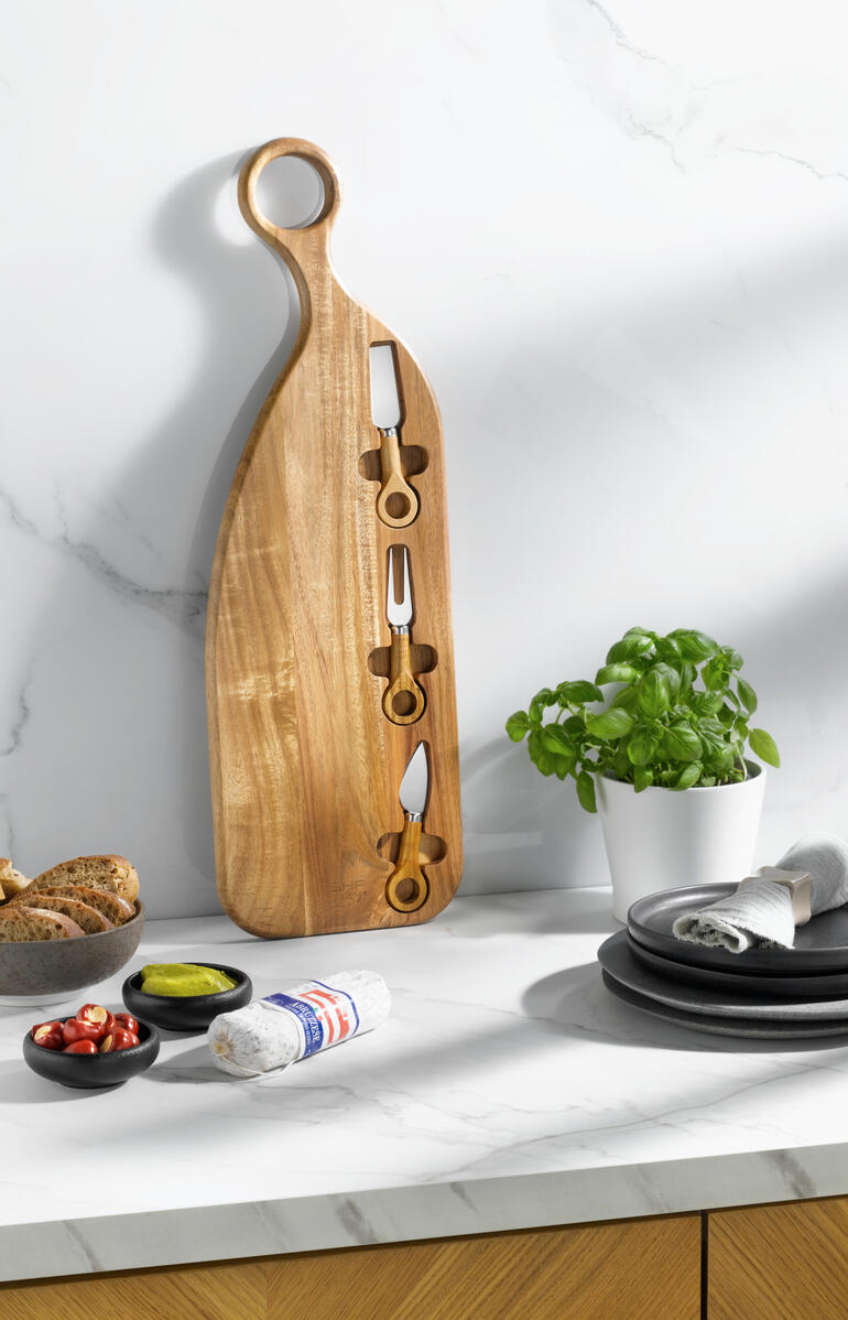Plateau de service en bois d'acacia avec des ustensiles de cuisine.