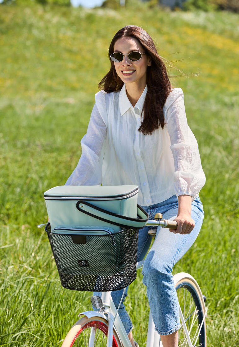 Sac isotherme de panier à vélo confortable sur un vélo par beau temps.