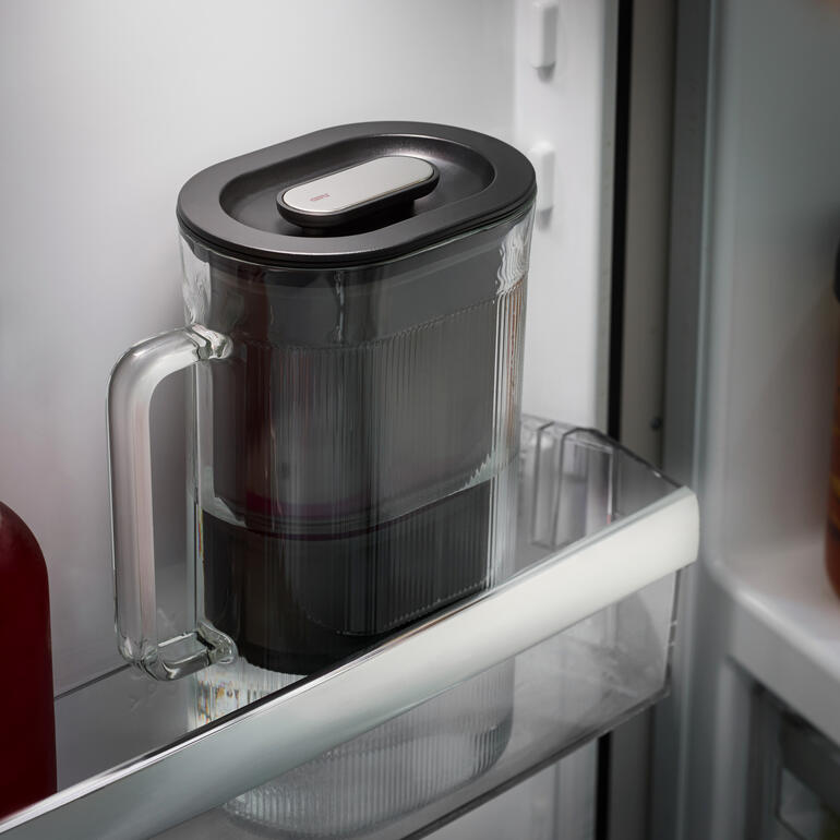 Carafe filtrante Puralis dans le réfrigérateur sur une étagère.