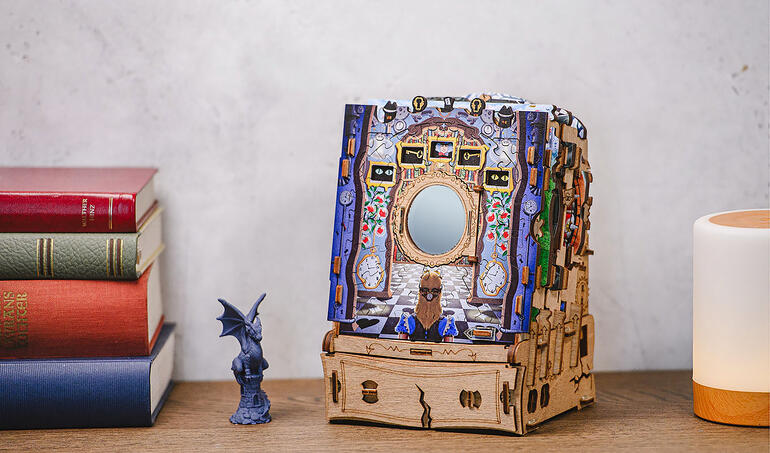 CluePuzzle - Wonderbox of Alice sur une table avec des livres.