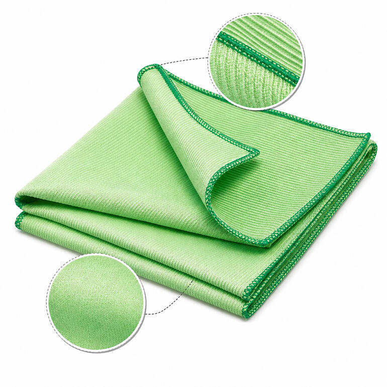 Torchons en microfibre verts, empilés.