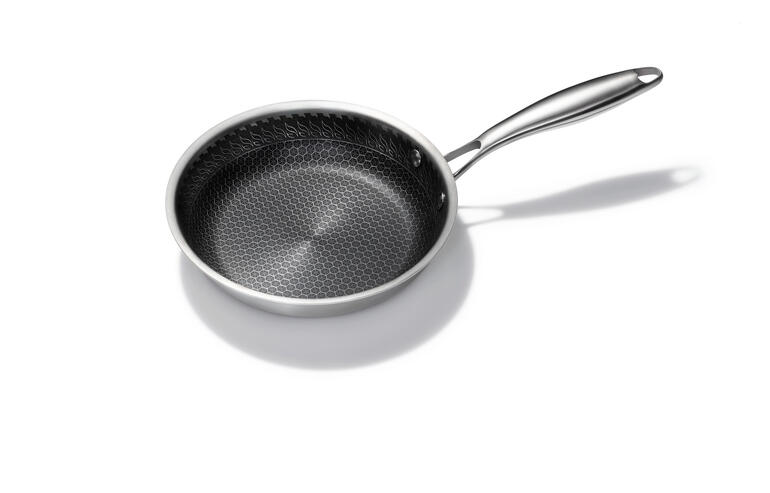 Poêle premium de 20 cm avec fond alvéolé sur fond blanc.