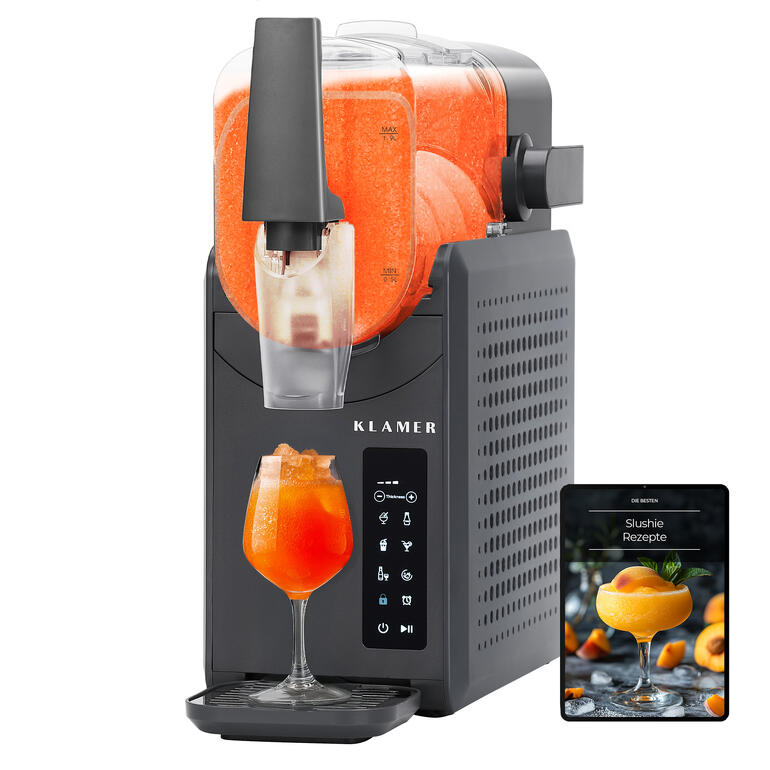 Appareil à slush avec un liquide orange et un verre à cocktail.