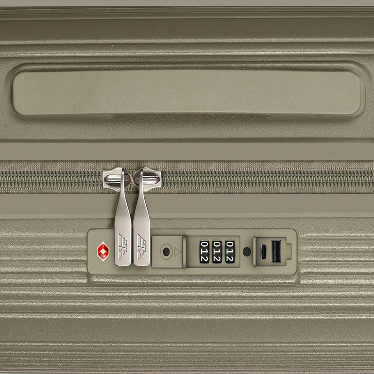 Gros plan de la fermeture éclair principale d'une valise rigide avec cadenas.