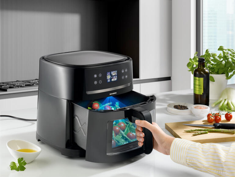 Airfryer avec technologie IA dans une cuisine moderne, aliments en préparation.