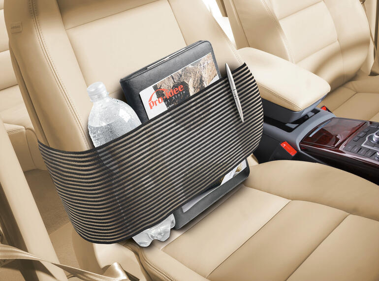 Sangle de rangement dans la voiture sur le compartiment de rangement avec une bouteille d'eau et une tablette.