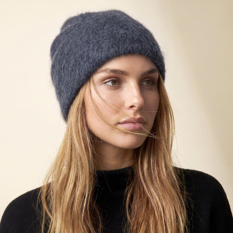 Femme portant un bonnet en cachemire gris à la lumière naturelle