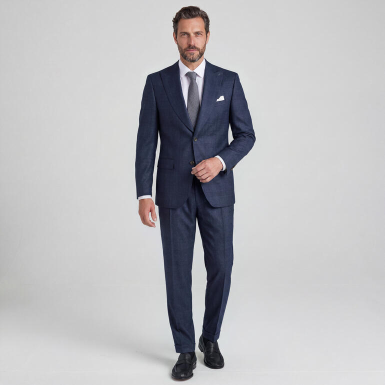 Homme portant un blazer en flanelle bleu foncé avec un pantalon assorti