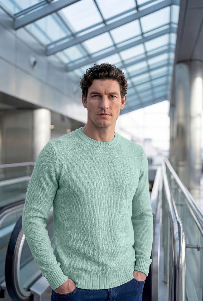 Homme portant un pull en E-riz menthe dans un cadre moderne