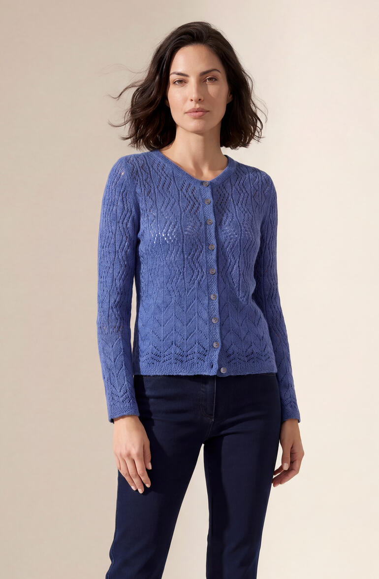 Femme portant un cardigan Eribe Lace-Stitch violet.