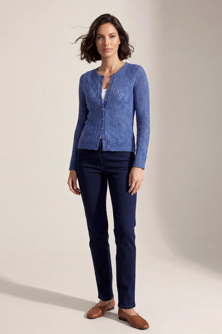 Femme avec un cardigan Eribe Lace-Stitch violet et un pantalon foncé.