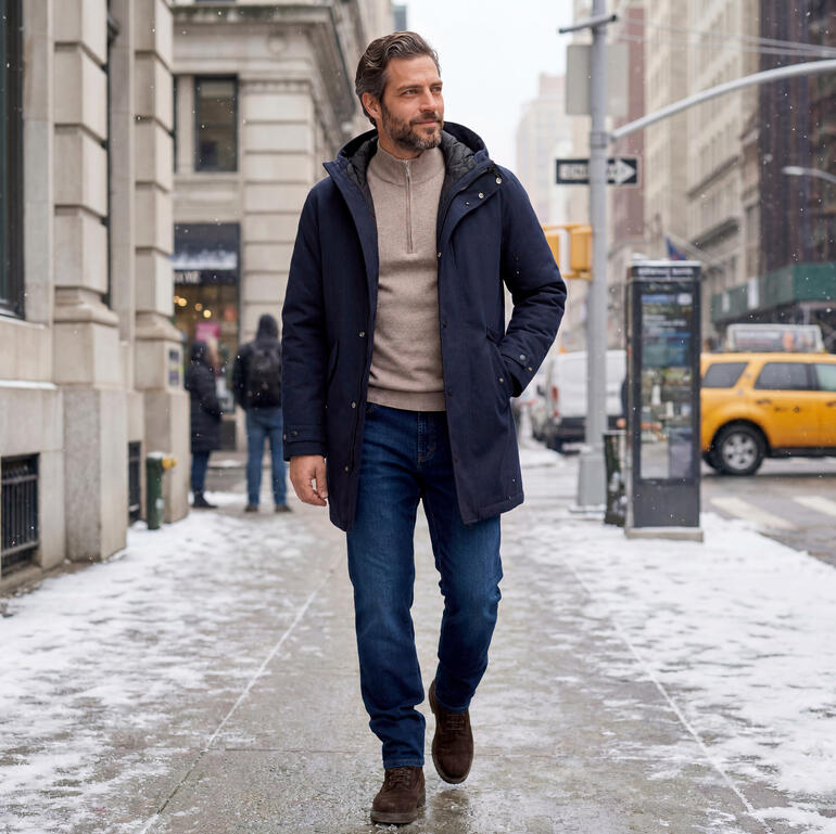 Homme en parka en laine 3-en-1 CG dans la rue sous la neige.