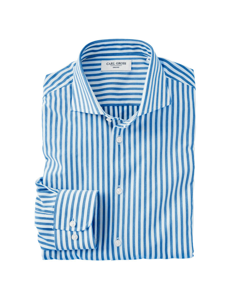 Chemise en tricot japonais rayée bleu clair et blanche pliée avec col ouvert.