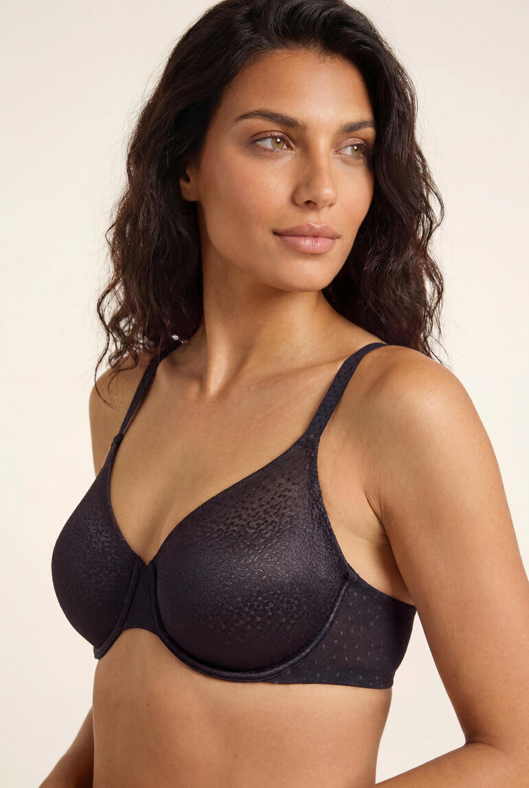 Femme portant un soutien-gorge spacer noir à surface lisse.