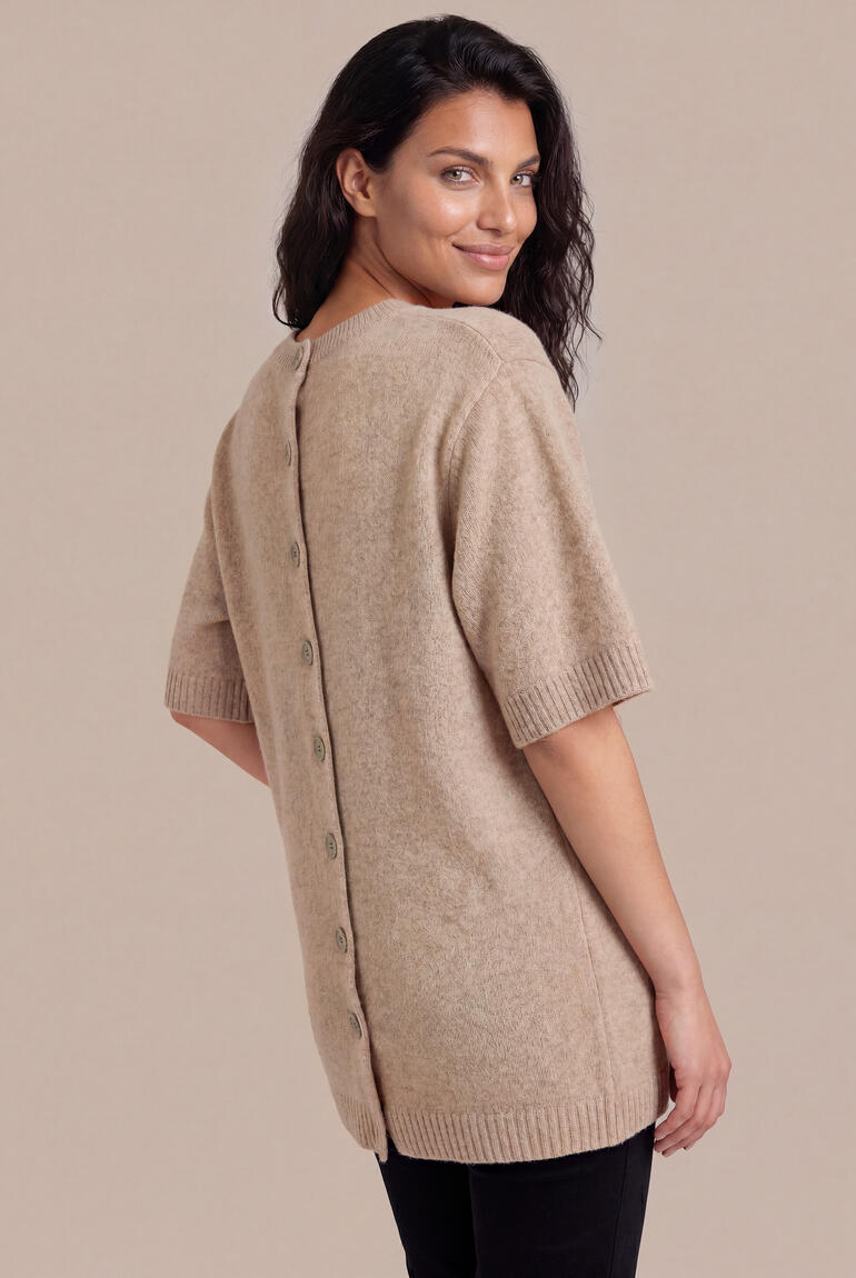 Vue arrière d'une robe en tricot de yak de couleur sable avec des boutons.