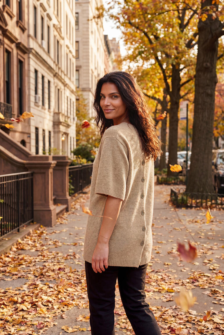 Robe en tricot yak beige à manches courtes dans un environnement automnal