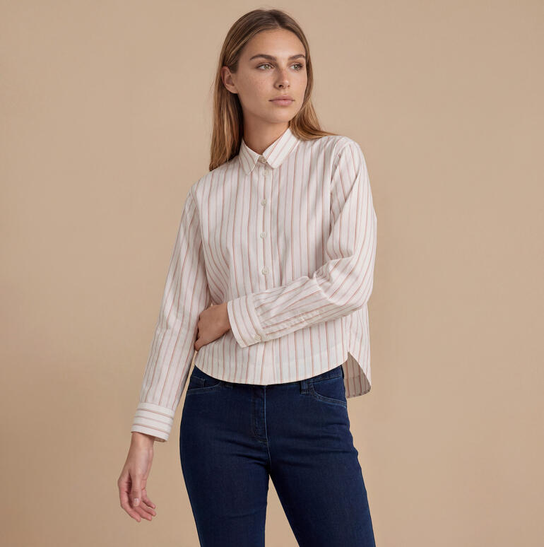 Femme portant une blouse rayée avec un col.