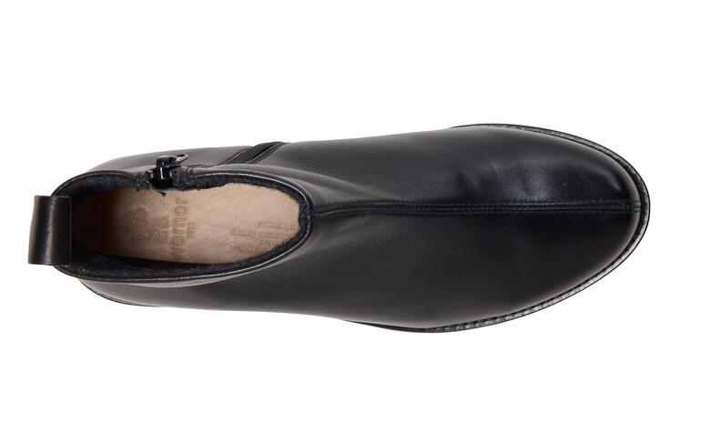 Vue détaillée de la bottine noire Werner Minimal de haut.