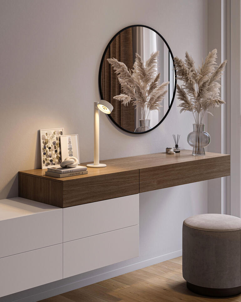 Lampe de table à batterie sur un meuble moderne avec des vases et un miroir.