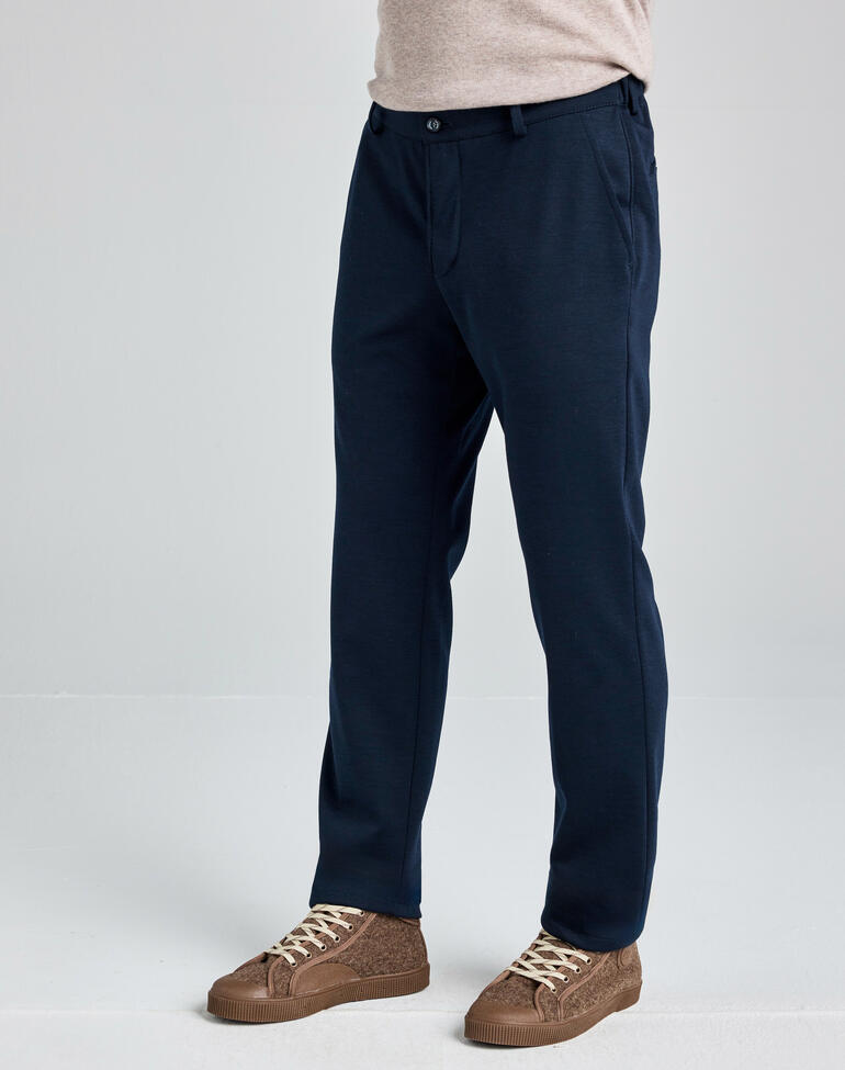 Homme portant un pantalon en laine confortable se tenant sur le sol