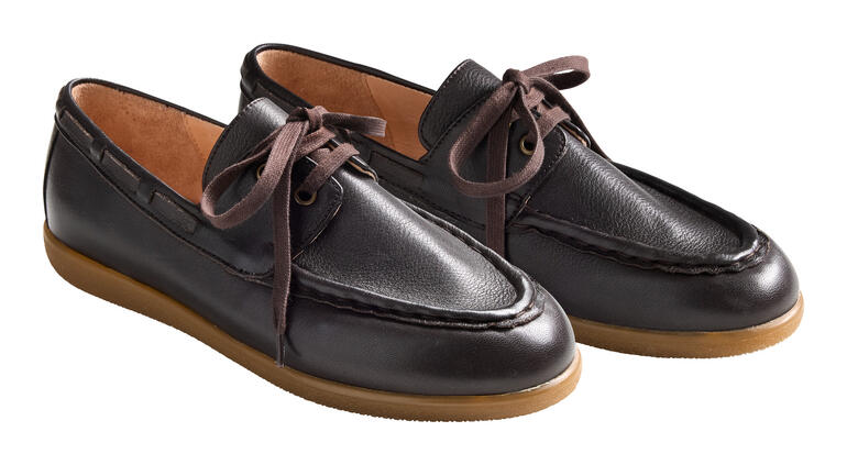 Chaussure bateau en cuir brun avec lacets en taille 36.